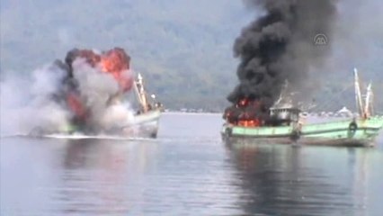 Kaçak Balıkçı Tekneleri Bombayla Batırıldı
