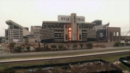 Démolition spectaculaire d'une tribune dans un stade texan
