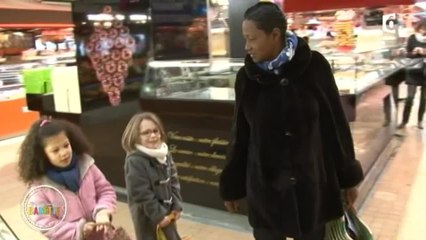 Babette au marché de Noël accompagnée par des enfants