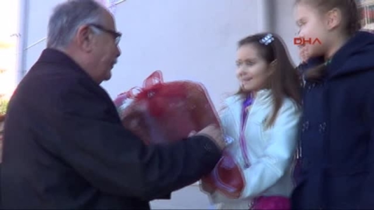Çanakkale Belediye Başkanından Miniklere C Vitamini Takviyesi