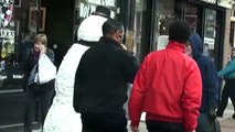 Spéciale noël: Un bonhomme de neige terrorise les passants.