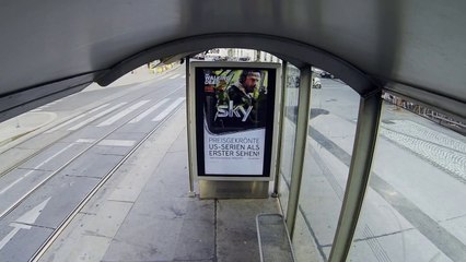 TRAMVAY DURAĞINDA ZIÇIRTAN ZOMBİ ŞAKASI