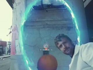 Deux scientifiques barrés marquent des paniers à l'aide d'un Portal Gun !