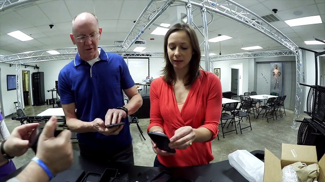 First Look: Geek Beat's Yotaphone 2 Unboxing - GeekBeat Tips & Reviews