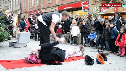 Lannion. Yo La Flèche anime le village de Noël