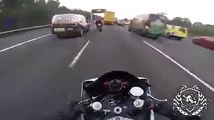 Deux cramés en moto poussent leur bécanes sur l'autoroute