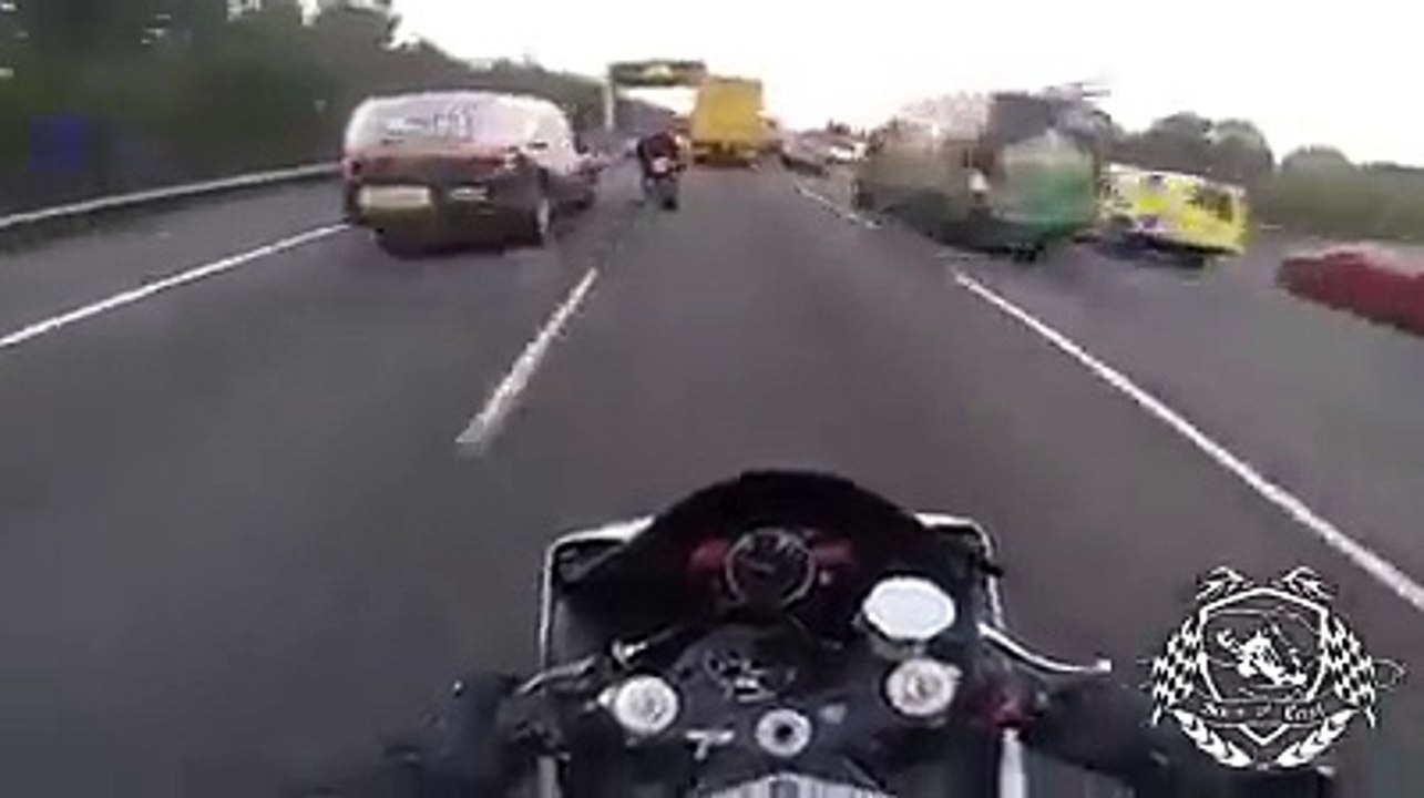 Deux cramés en moto poussent leur bécanes sur l'autoroute