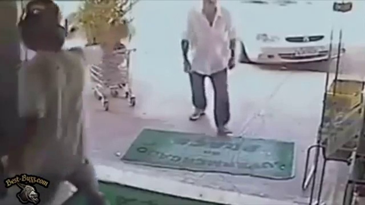 un vieil homme envoie promener un braqueur