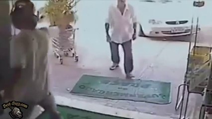 un vieil homme envoie promener un braqueur