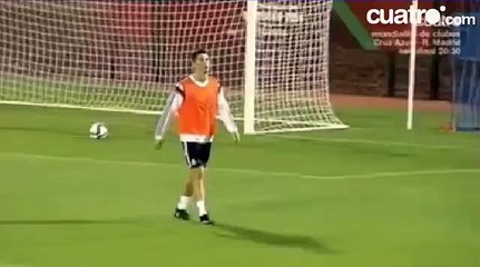 E essa embaixadinha de calcanhar do Isco? Sabe muito!