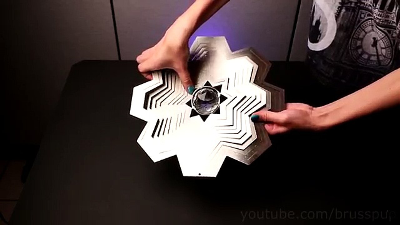 Illusion avec un flocon de neige métallique