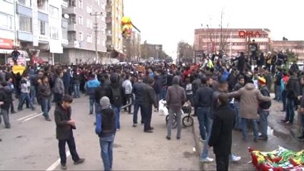 Diyarbakır Otobüs Taşlandı, Statta Pankartlar Açıldı 2-