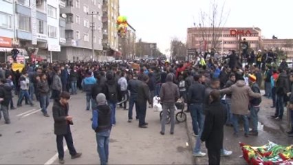 Diyarbakır Otobüs Taşlandı, Statta Pankartlar Açıldı 4-