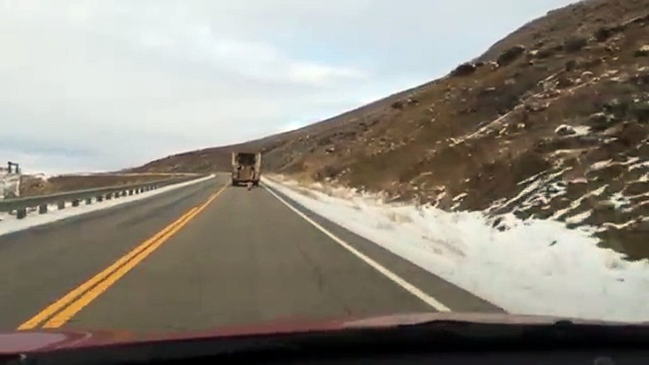 Un camion de livraison FedEx largue ses colis sur la route