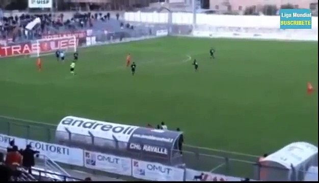 Perdeu a linha! Técnico de time da Série D italiana chuta bola no campo para impedir gol adversário
