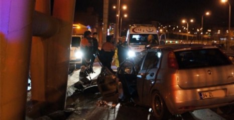 Üst Geçide Çarpan Araç Paramparça Oldu: 1 Ölü, 1 Yaralı