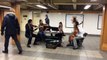 Musiciens classiques et danseurs de ballet dans le métro de New York : moment magique.