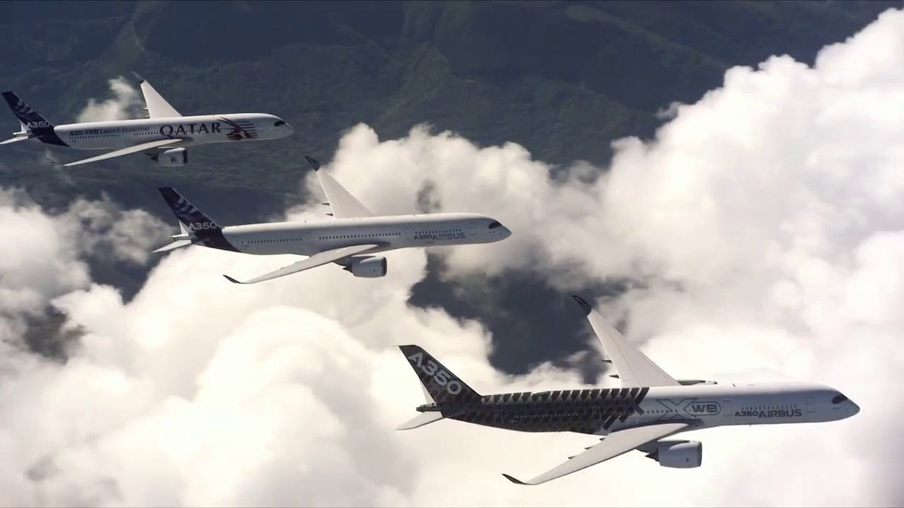 5 avions Airbus A350  gigantesques volent ensemble : somptueux!