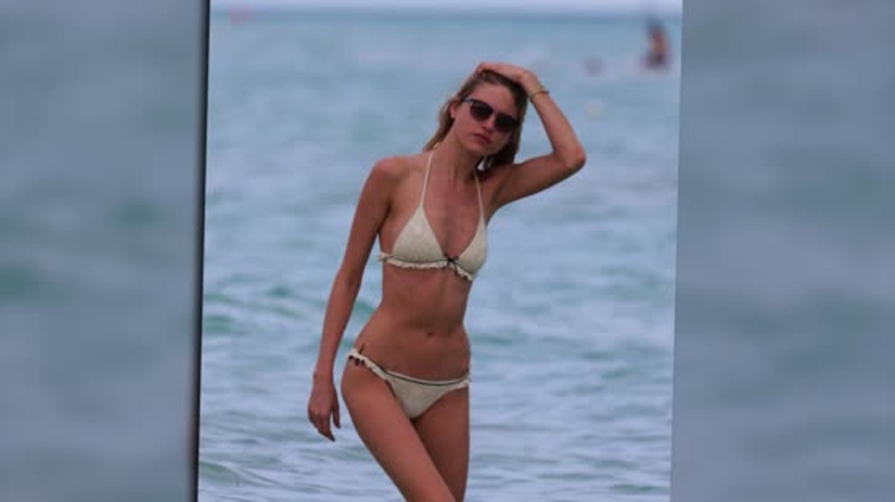 Martha Hunt disfruta un descanso Navideño en biquini