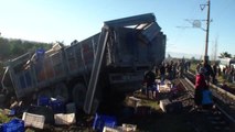 Yük Treni ile Kamyon Çarpıştı: 1 Ölü