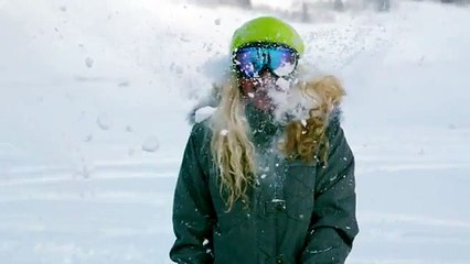Ağır çekimde kar topu yemek