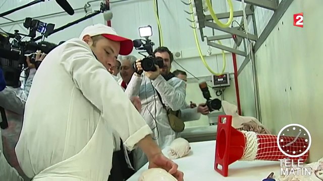 Macron défend son pacte compétitivité sur le marché de Rungis