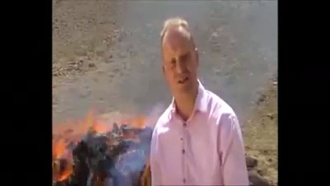 Journaliste hilare devant de la drogue brûlée