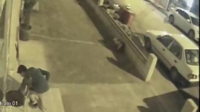 Sadaka Kutusu Hırsızlığı Güvenlik Kamerasına Yansıdı