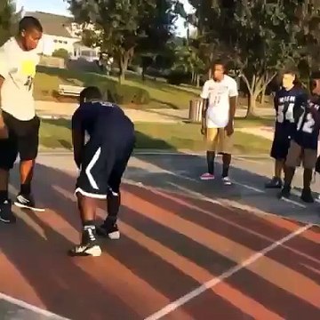 O cara tá procurando a bola até agora... Que fase!