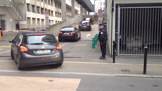 Manuel Valls rend visite aux blessés du marché de Noël