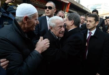 Başbakan Davutoğlu'na Sarılıp Hüngür Hüngür Ağladı