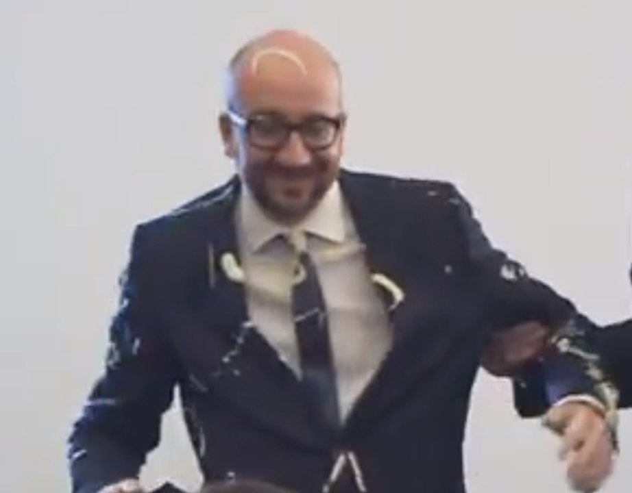 Le Premier ministre belge aspergé de frites et de mayonnaise - ZAPPING ACTU DU 23/12/2014