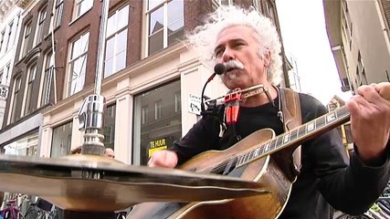 Straatmuzikant Moti stapt naar de rechter - RTV Noord