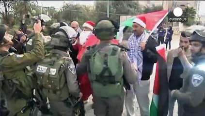 Betlemme: scontri fra "Santa Claus" palestinesi e forze israeliane