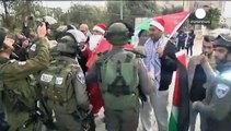 Enfrentamientos entre agentes israelíes y palestinos vestidos de Papá Noel