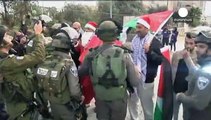 معترضان فلسطینی با لباس بابا نوئل با نیروهای اسرائیلی درگیر شدند