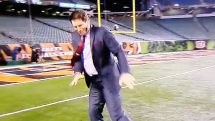 Steve Young Does "Ray Lewis" Dance