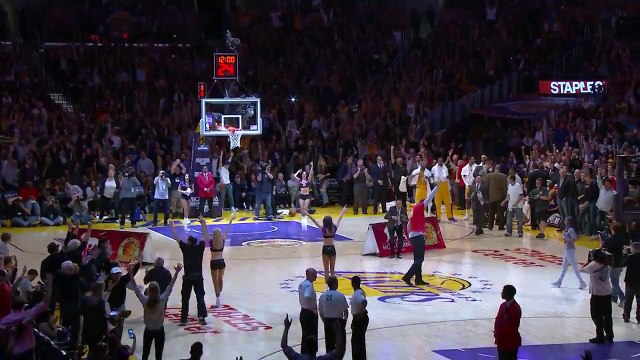 Vlade Divac marque du milieu du terrain