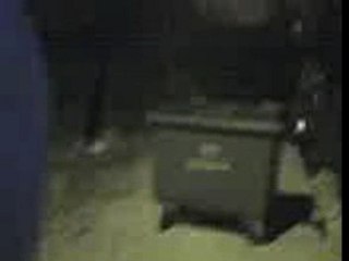 un mec fou ki lance une poubelle