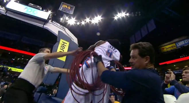 début de bagarre entre LaMarcus Aldridge et Serge Ibaka-15_Season