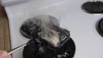 Boil iPhone 6 Smartphone in Coca-Cola : worst idea ever : heavy smoke!
