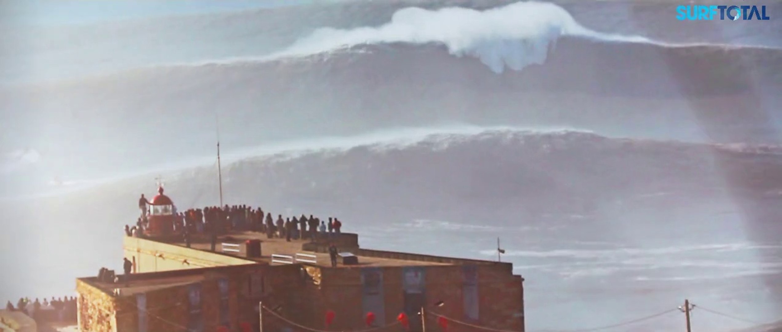 NAZARE, plus grose vague du monde (30m), surfées le 11 dec par les plus  fous des surfeurs du monde - Vidéo Dailymotion