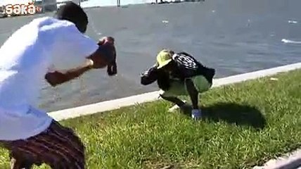 Poz Verirken Denize Uçan Genç