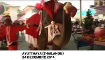 En Thaïlande, des éléphants déguisés en père Noël distribuent les cadeaux