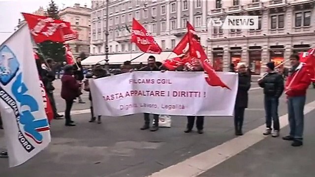 ADDETTI ALLE PULIZIE IN SCIOPERO, TENSIONE IN PIAZZA