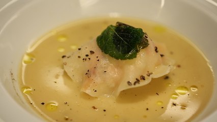 Raviole de langoustine, bouillon de volaille à l’huile d’olive, poivre et menthe, par Frédéric Anton. (#DPDC)