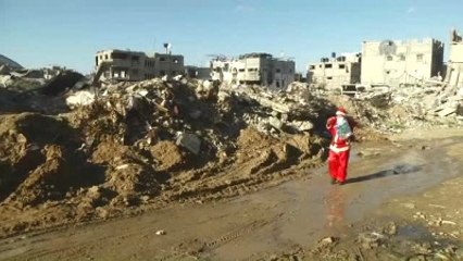 Yıkıntılar Arasında "Noel Baba" Sevinci