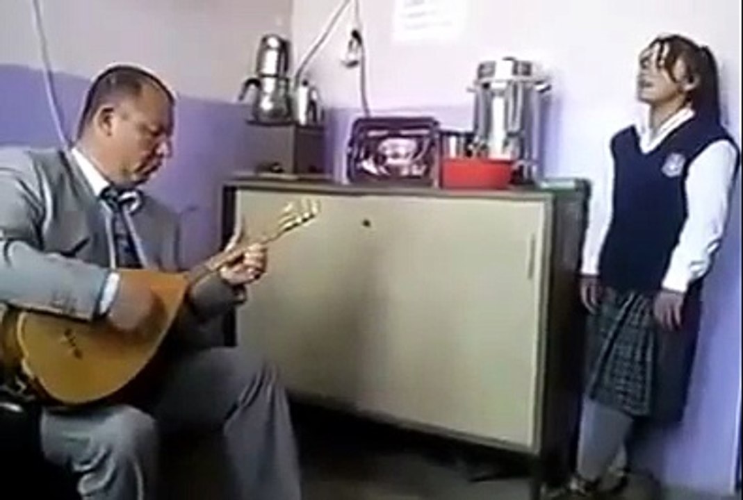 Bir türkü bu kadar mı içten okunur! Harika bir ses..