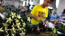 Yiwu : L'atelier du père Noël en Chine est plutôt effrayant