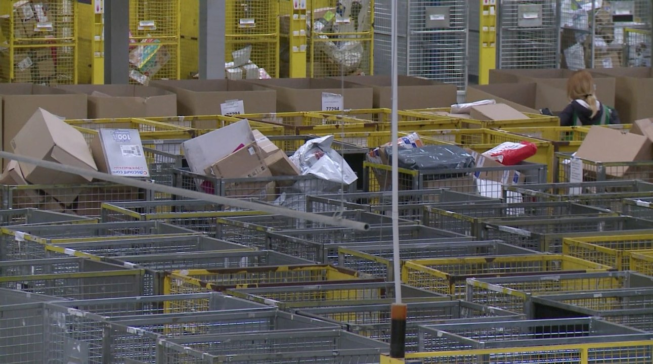 La valse des colis dans un centre de tri à la veille de Noël